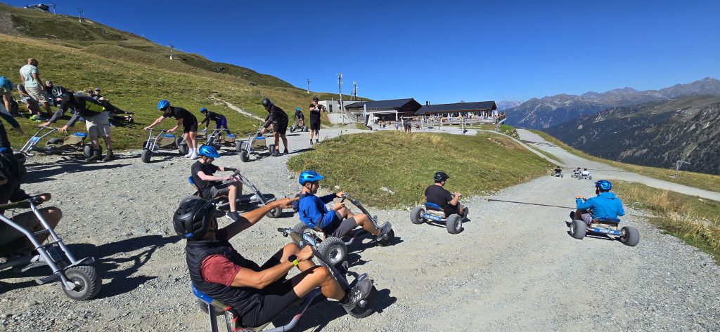 Mitarbeiter von MIA Systems beim Teambuilding-Event in Gargellen – gemeinsames Kartfahren für Teamgeist und Zusammenhalt.