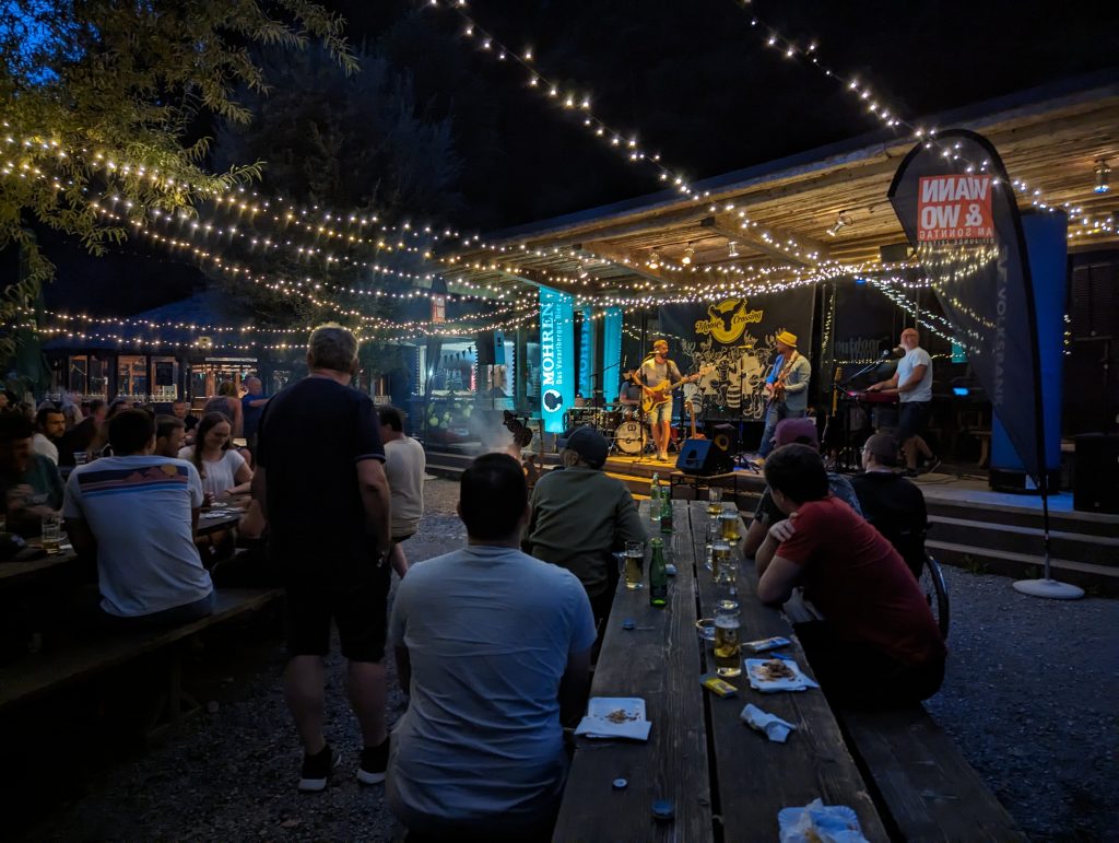 Das Team von MIA Systems genießt den Ausklang des Teambuilding-Events mit Live-Musik und guter Stimmung.