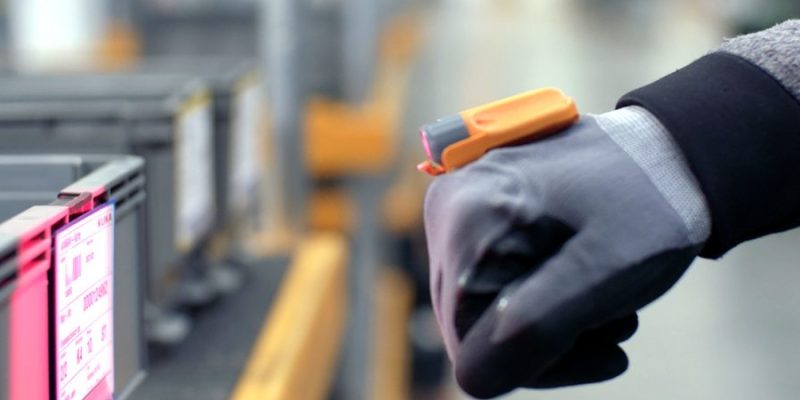 Mitarbeiter nutzt ProGlove-Handschuhscanner für freihändiges Kommissionieren.