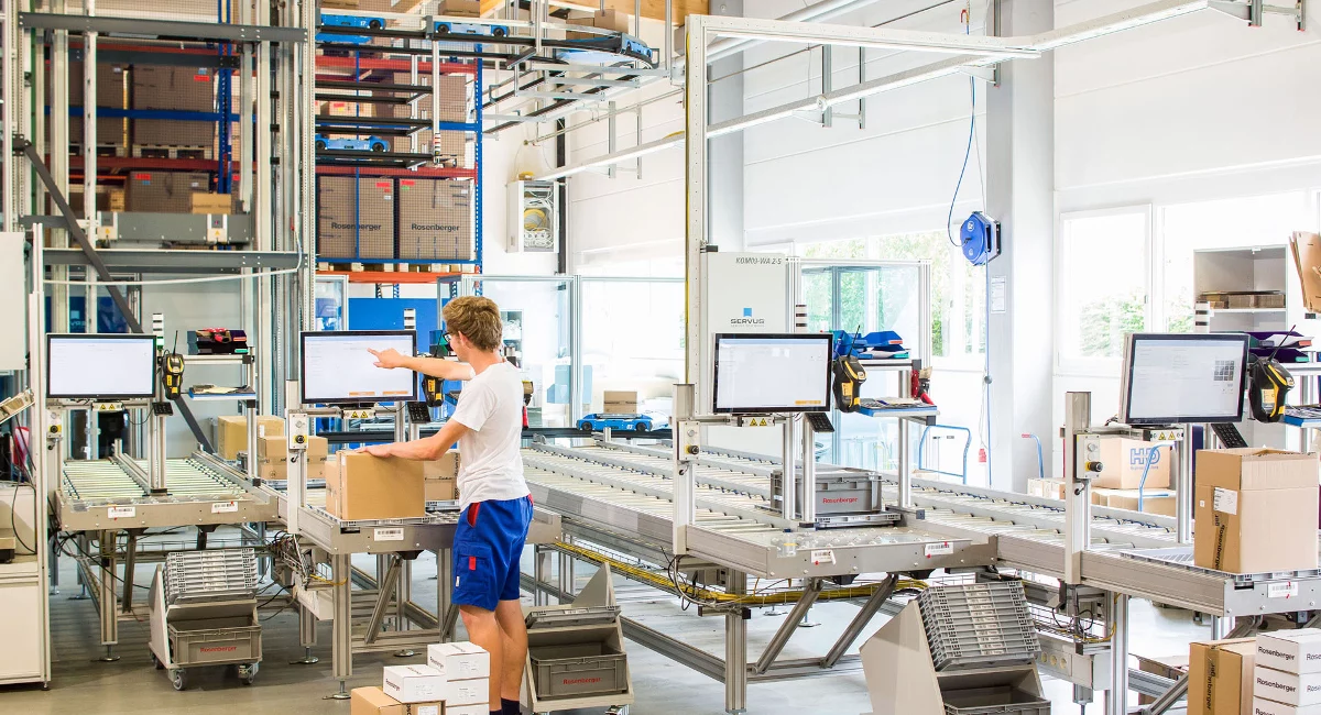 Lagerhalle von Rosenberger mit automatisierten Transportrobotern und integriertem Warehouse Management System.