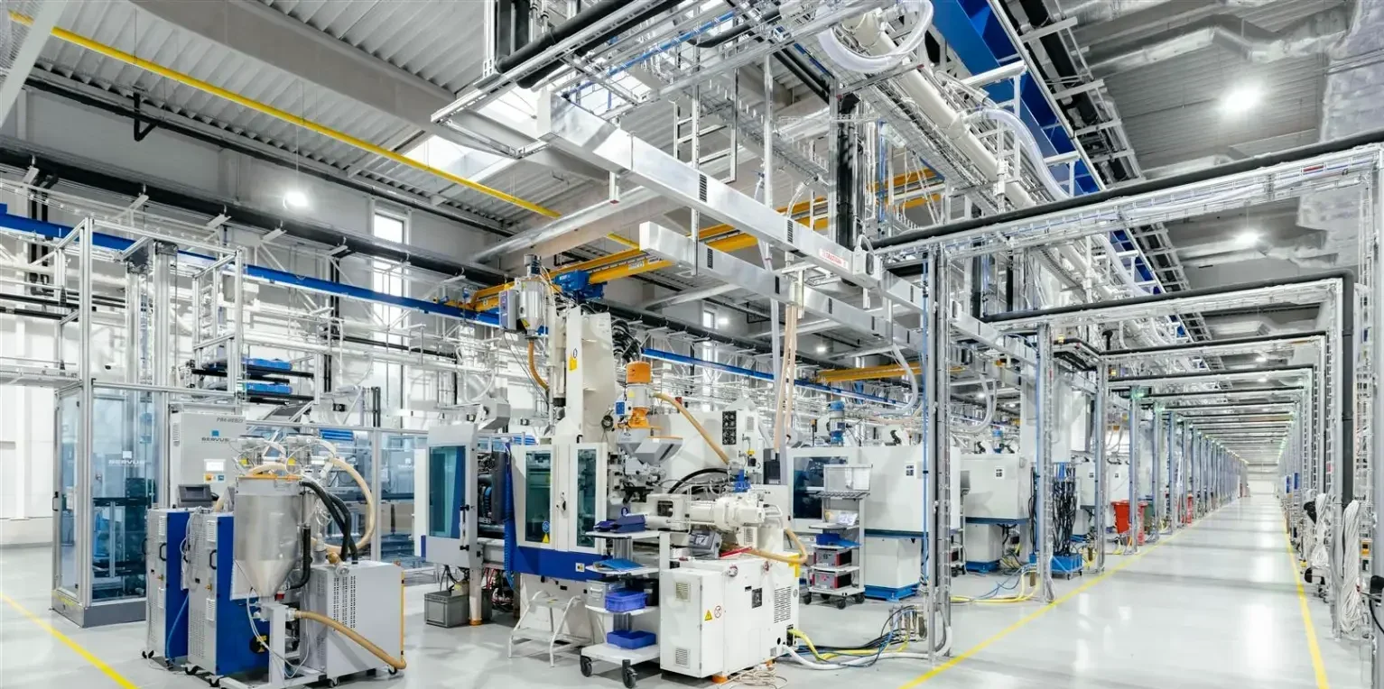 Vollautomatische Anbindung von rund 60 Spritzgussanlagen bei Hirschmann Automotive, mit automatisierter Leerbehälter-Anlieferung und Abholung befüllter Behälter und Kartons.