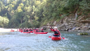 Mitarbeiter von MIA Systems beim Rafting-Teambuilding-Event auf der Bregenzer Ach.