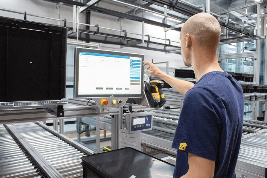 MIA Touch Anwendung für stationäre Lagerarbeitsplätze im AKL nach dem Prinzip Ware zur Person