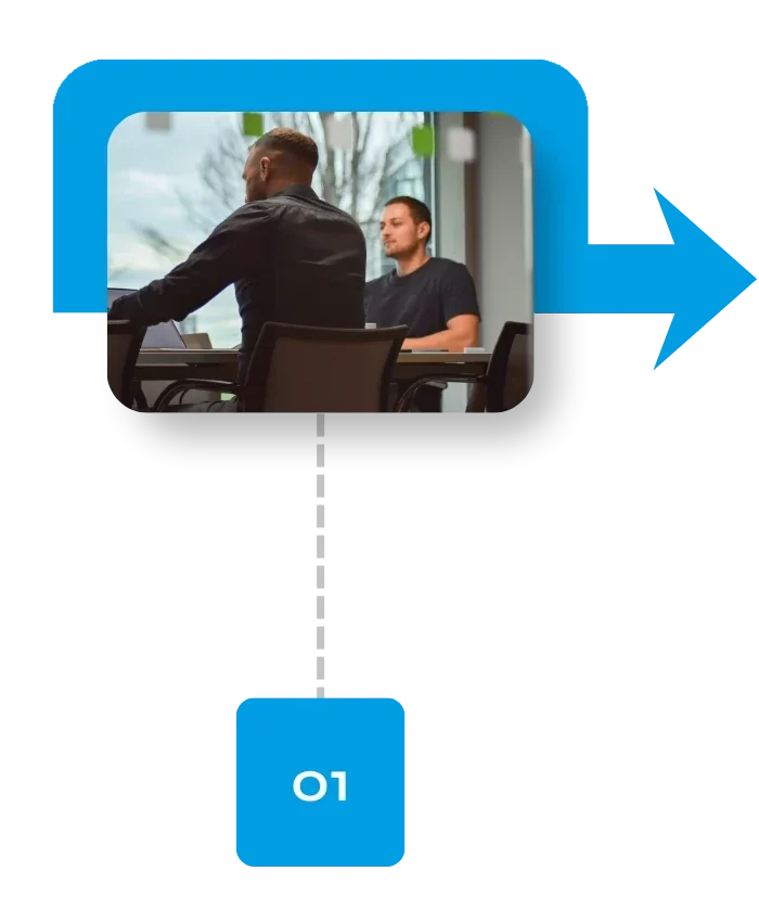 Grafik mit MIA-blauem Pfeil nach rechts. Ein Foto zeigt zwei Personen von hinten an einem Besprechungstisch im Gespräch und eine grau-strichlierte Linie führt vertikal nach unten zu einer weißen Zahl 1, ebenfalls mit blau hinterlegt.