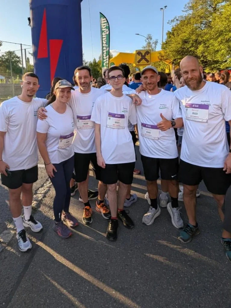 Aleks, Anja, Matthias, Lukas, Martin und Bernd stehen an der Startlinie und strahlen neben einander in die Kamera.