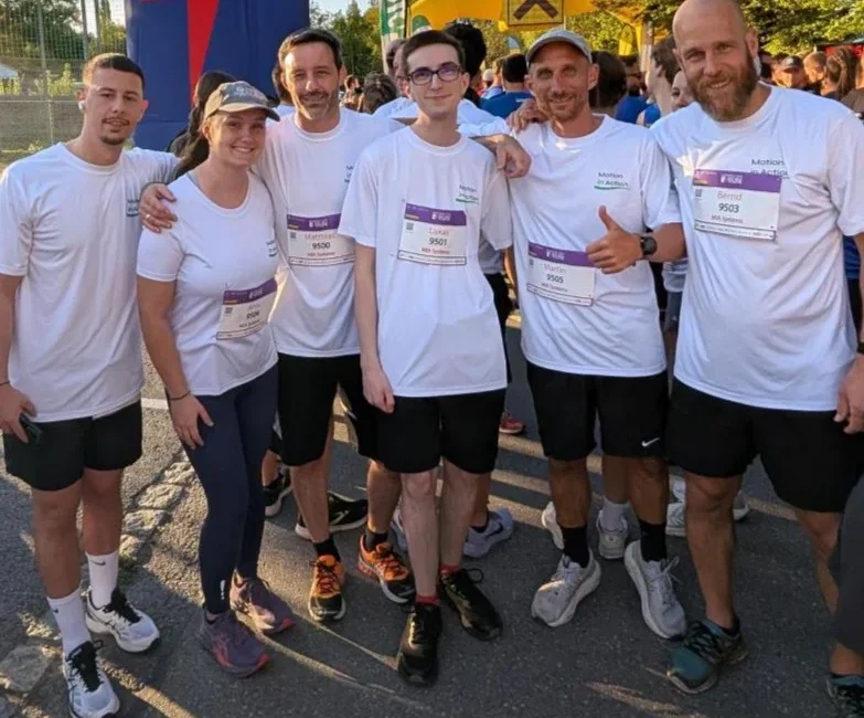 Aleks, Anja, Matthias, Lukas, Martin und Bernd stehen an der Startlinie und strahlen neben einander in die Kamera.