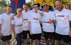 Aleks, Anja, Matthias, Lukas, Martin und Bernd stehen an der Startlinie und strahlen neben einander in die Kamera.