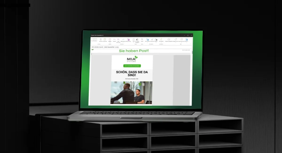 Ein Laptop zeigt das E-Mail-Postfach mit einer Vorschau des ersten MIA Newsletters.